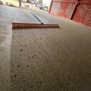 Betong kost 120cm fra marion Brush USA. system kost med adapter som passer Ø44mm Snap-lock skaft i aluminium